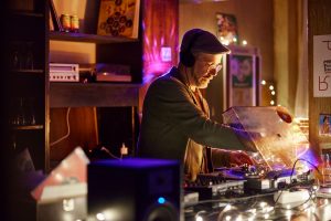 Dj in einer Bar in Hamburg mit Schallplattenspieler – Eventfotograf Hamburg