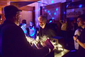 Aftershowparty im goldenen Handschuh Hamburg Mann an Bar – Eventfotograf Hamburg