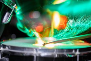 Lightpainting mit grünem Licht auf einer Schlagzeug Snare mit Stick – Musikfotograf Hamburg