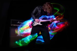 Gitarrist vor Marshall verstaerker mit bunten Lichtblitzen – Musikfotograf Hamburg