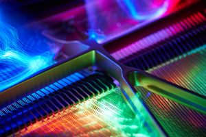 Innenraum eines Fluegels mit bunten Lichtspuren – Musikfotograf Hamburg