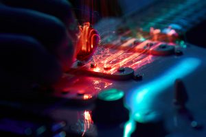 Close Up einer Gitarre mit Lichteffekten und Funken – Musikfotograf Hamburg