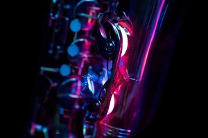 Close Up eines Saxophons mit lila Lichteffekten – Musikfotograf Hamburg
