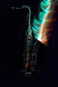 Tenor Saxophon mit gruenem und orangenem Licht – Musikfotograf Hamburg