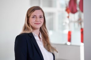 Portrait einer Rechtsanwaeltin im Foier der Kanzlei WIR – People Fotograf Hamburg