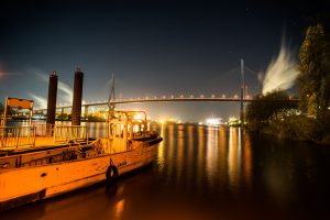 Langzeitaufnahme der Koehlbrandbruecke in Hamburg mit Boot auf der Elbe – Landschaftsfotograf Hamburg