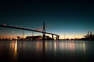 Nachtaufnahme der Koehlbrandbruecke in Hamburg – Landschaftsfotograf Hamburg