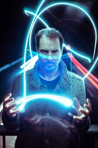 Mann mit Neonlichtspuren an einer Straße – People Fotograf Hamburg