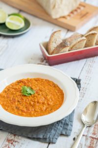 Rote Linsensuppe mit Petersilie – Foodfotograf Hamburg