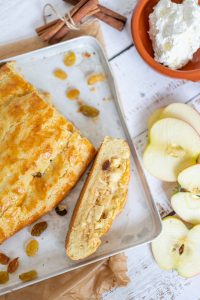 Apfelstrudel mit Rosinen – Foodfotograf Hamburg