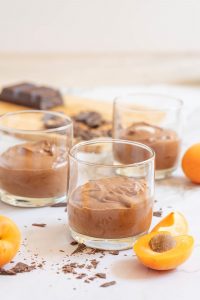 Schoko Mousse mit Rum und Pfirsichen – Foodfotograf Hamburg