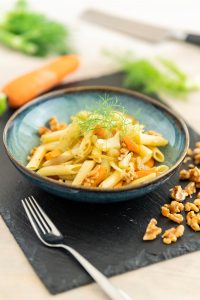 Nudeln mit Karotten und karamellisiertem Fenchel und Walnuessen – Foodfotograf Hamburg