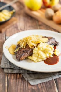 Kalbsleber mit Kartoffelpueree und Zwiebeln – Foodfotograf Hamburg