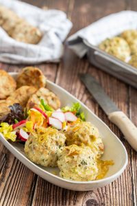 Semmelknoedel mit Salat und Zwiebeln – Foodfotograf Hamburg