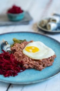 Labskaus mit Spiegelei und Rotkohl – Foodfotograf Hamburg