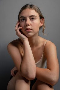 Fashion Portrait einer jungen Frau vor grauem Hintergrund – People Fotograf Hamburg