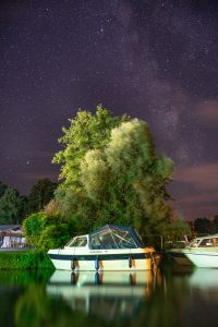 Astrofotografie der Milchstraße ueber einem Boot auf der Mueritz – Landschaftsfotograf Hamburg
