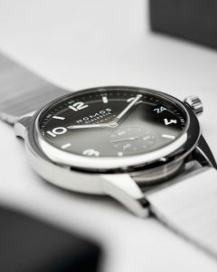 Nomos Uhr Club Sport Porduktfoto Studio schwarzes Zifferblatt – Produktfotograf Hamburg