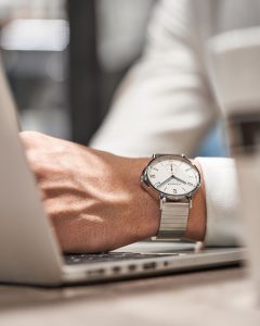 Nomos Uhr Tangente Sport in einem Cafe mit Laptop und Tasse – Produktfotograf Hamburg