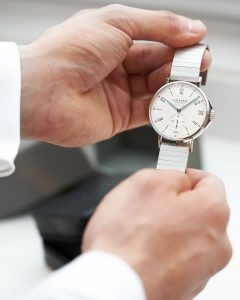 Nomos Uhr Tangente Sport mit weißem Zifferblatt in Händen – Produktfotograf Hamburg
