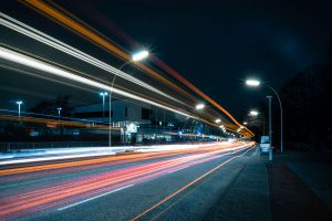 Langzeitbelichtung einer Straße bei Nacht mit Lichtspuren eines Busses – Landschaftsfotograf Hamburg