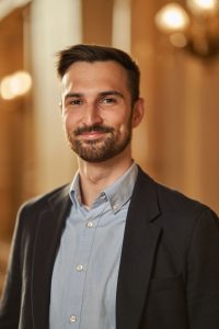 Mann im Anzug im Hamburger Rathaus – People Fotograf Hamburg