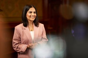 Frau beim Interview vor Kameras – People Fotograf Hamburg