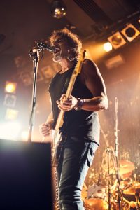 Gitarrist singt in ein Mikrofon im Knust Hamburg – Musikfotograf Hamburg