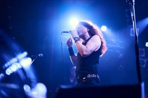 Saenger am Mikroifon im Knust Hamburg – Musikfotograf Hamburg