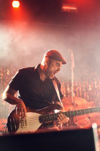 Bassist im Knust Hamburg beim Bandauftritt – Musikfotograf Hamburg