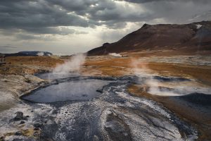 Orangene Landschaft mit dampfenden Schwefelloechern in Island – Landschaftsfotograf Hamburg