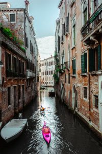 Zwei Kajakfahrer auf einem Wasserkanal in Venedig – Landschaftsfotograf Hamburg