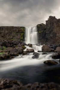 Langzeitbelichtung eines felsigen Wasserfalls in Island – Landschaftsfotograf Hamburg