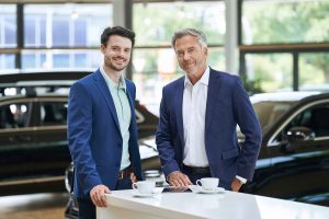 Zwei Maenner im Anzug in einem Autohaus – People Fotograf Hamburg