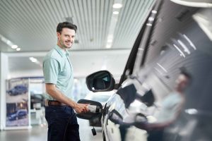 Mann laedt sein neues Elektroauto auf – People Fotograf Hamburg