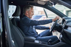 Mann sitzt in einem neuen Auto fuer eine Probefahrt – People Fotograf Hamburg