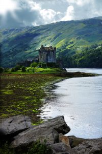 Burg mit Wasser und Felsen in Schottland – Landschaftsfotograf Hamburg