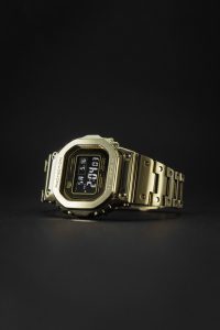 Eine golden Gshock Uhr von Casio – Produktfotograf Hamburg