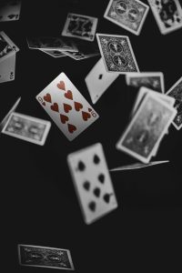 Viel Spielkarten fliegen durch das Bild – Produktfotograf Hamburg