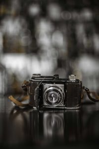 Alte Kodak Kamera vor einem unscharfen Bar-Hintergrund – Produktfotograf Hamburg