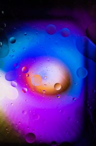 Abstraktes Farbspiel mit bunten Neonlichtern und Oel – Produktfotograf Hamburg