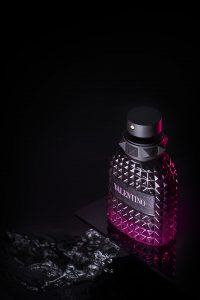 Dunkle Prodouktfotografie für ein pinkes Valentino Parfum mit Wasser – Produktfotograf Hamburg
