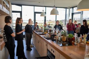 Viele personen stehen an einer Bar und bekommen eine Einweisung