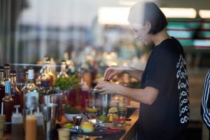 Eine Frau mixt einen Cocktail an einer Bar