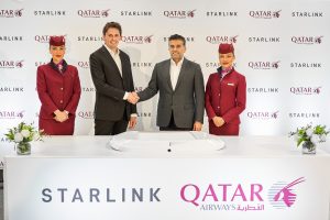 Pressefoto der Geschaeftsfuehrer von Qatar Airways und Starlink beim Haendeschuetteln