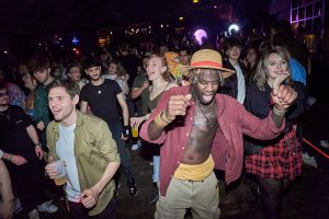 Menschen tanzen in einer Disco in Hamburg