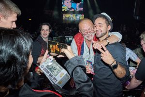 Fans machen Fotos mit Synchronsprechern