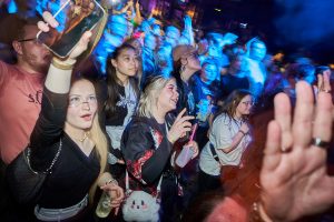 Frauen tanzen in einer Disco