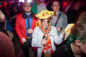 Verkleideter Junge tanzt in einer Disco