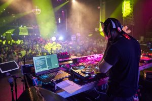 DJ in einer Disco in Hamburg